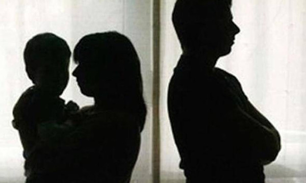 Mujer denuncia desde EE.UU: “Derrocha dinero en la política pero no cumple con nuestro hijo” - OviedoPress