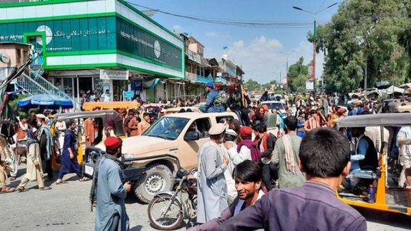 Protestas en Kabul contra el cierre de los bancos impuesto tras el triunfo talibán