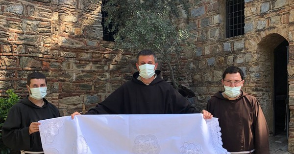 La Nación / Tejedoras de Itauguá: mantel de ñandutí luce en altar de santuario en Turquía