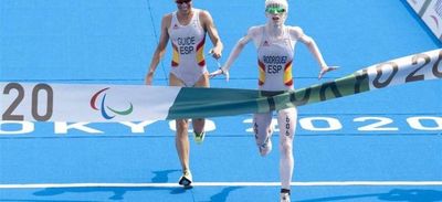 Oro para triatleta española paralímpica que ayudó a luchar contra el covid