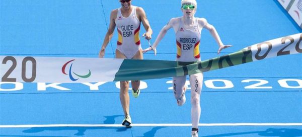 Oro para triatleta española paralímpica que ayudó a luchar contra el covid