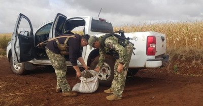 La Nación / Capitán Bado: tras persecución aérea, narcos abandonan camioneta, municiones y droga