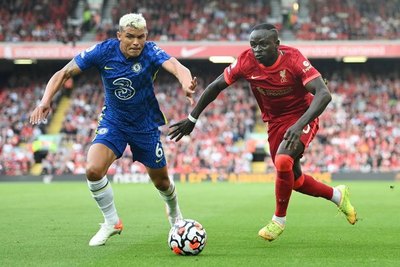 Chelsea resiste con uno menos y saca un empate contra el Liverpool
