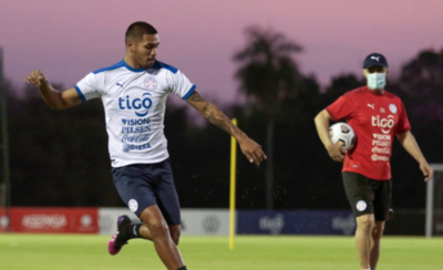 Diario HOY | Dos futbolistas se presentan y dan inicio al operativo de Eliminatorias