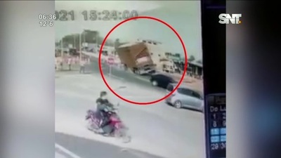 Camión volcó en plena rotonda de Caaguazú - SNT