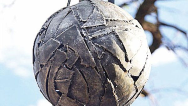 Singulares esculturas en hierro dan nuevo rostro a una plaza de Luque