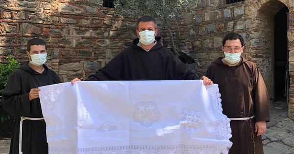 La Nación / Mantel de ñandutí luce en altar de santuario de Turquía