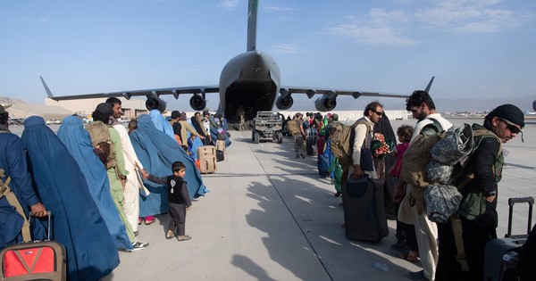 La Nación / Unos 300 ciudadanos de EEUU siguen sin ser evacuados de Kabul