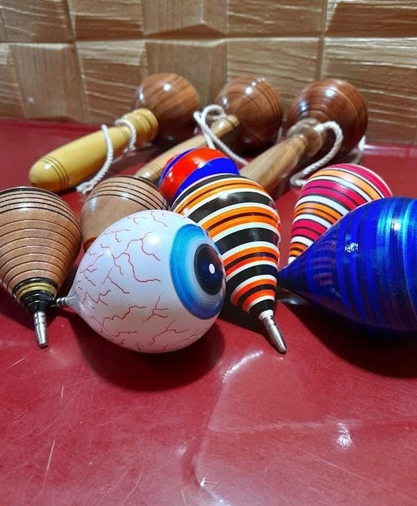 Crónica / Con trompos, yoyos y boleros crea "máquinas del tiempo" para jugar