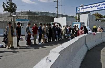 Talibanes cierran aeropuerto de Kabul; se agota puente aéreo