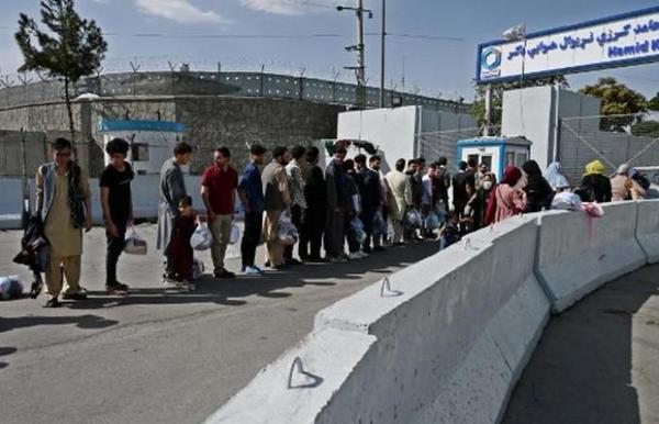 Talibanes cierran aeropuerto de Kabul; se agota puente aéreo