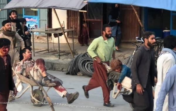 Al menos 60 muertos y más de 100 heridos tras ataques afuera del aeropuerto de Kabul