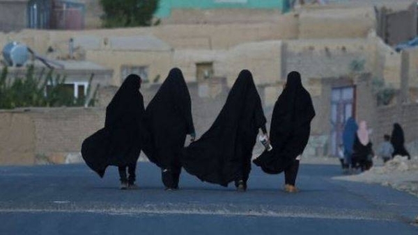 Diario HOY | Talibanes autorizan a las mujeres a ir a la universidad, pero separadas de los hombres