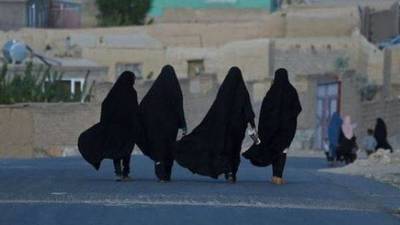 Talibanes autorizan a las mujeres a ir a la universidad, pero separadas de los hombres
