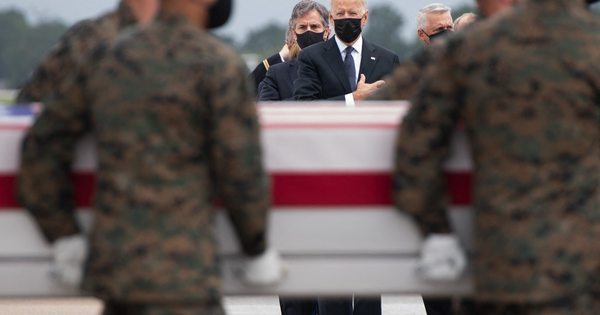 La Nación / Biden recibe los restos de los militares muertos en Afganistán