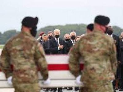 Biden recibió los restos de los 13 soldados muertos en Afganistán