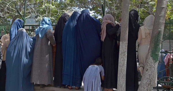 La Nación / Talibanes autorizan a las mujeres ir a la universidad, pero separadas de los hombres