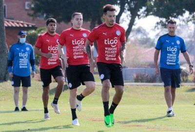 La Albirroja entrena con 12 futbolistas con vistas a Ecuador