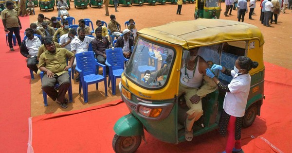 La Nación / En un día, India vacuna a 10 millones de personas