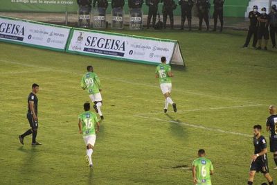 El paraguayo Báez marca doblete y mantiene al Antigua como líder en Guatemala - Fútbol Internacional - ABC Color