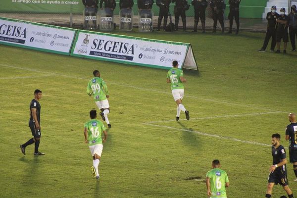 El paraguayo Báez marca doblete y mantiene al Antigua como líder en Guatemala - Fútbol Internacional - ABC Color