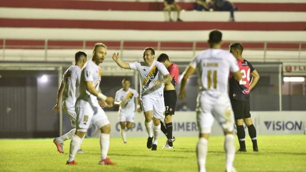 Guaraní se da un festín en Los Jardines y aumenta su ventaja