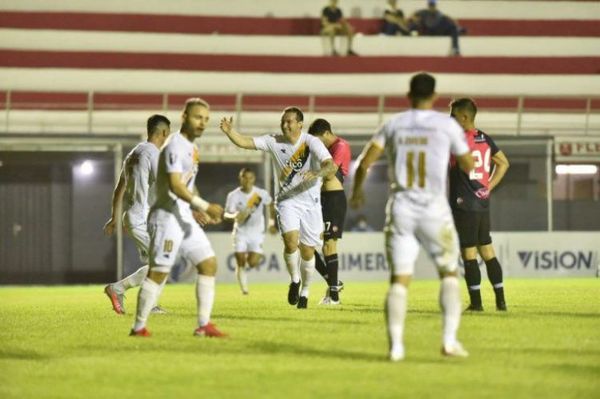 Guaraní se da un festín en Los Jardines y aumenta su ventaja