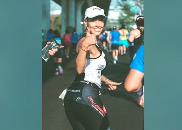 Crónica / AIHUEPÉTE. Con su beibi va a correr en maratón