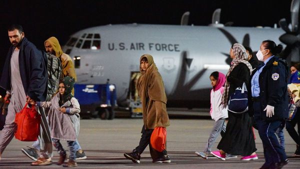Miles de afganos quedan atrapados esperando su evacuación del país