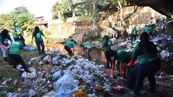 Jóvenes   limpiaron  arroyo Ferreira y sacaron   7.000 kg de basura