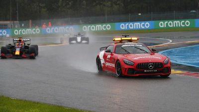 Verstappen gana en Bélgica sin correr