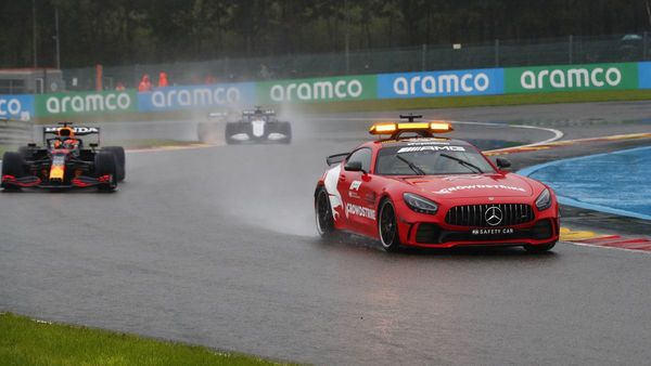 Verstappen gana en Bélgica sin correr