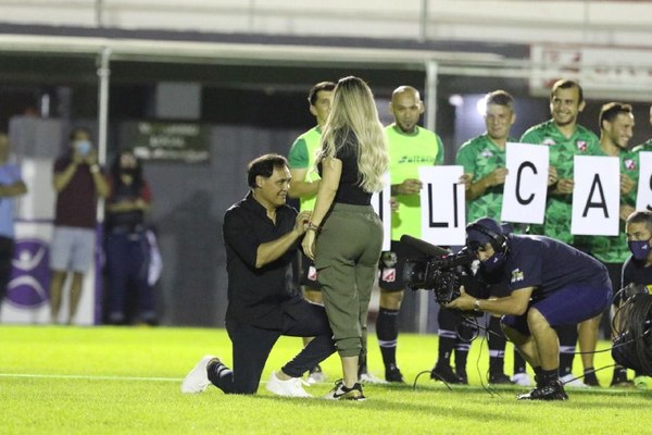 Chito Ayala ganó por goleada antes: Le propuso casamiento a su novia en la cancha (video)