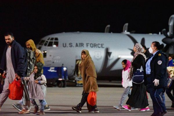 Miles de afganos quedan atrapados esperando su evacuación del país