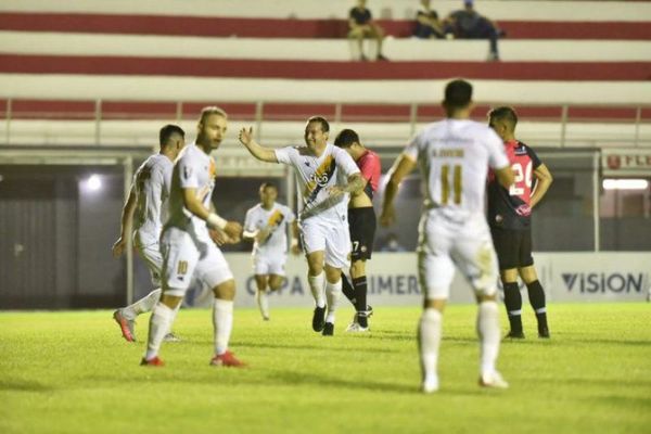 Guaraní se da un festín en Los Jardines y aumenta su ventaja