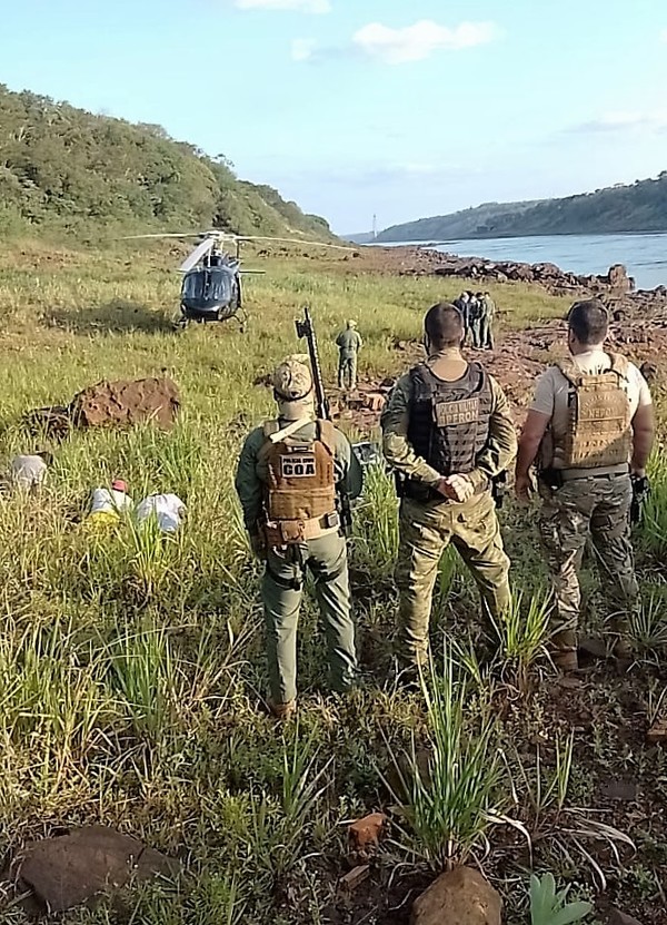 Bajante del rio PARANA no frena el tráfico de DROGAS y el contrabando de CIGARRILLOS