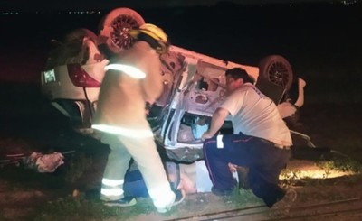 Una pareja muere y un joven resulta con lesiones tras vuelco
