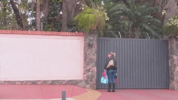 Funcionaria del Congreso cumple horario en casa del exsenador OGD, condenado por corrupción - Nacionales - ABC Color