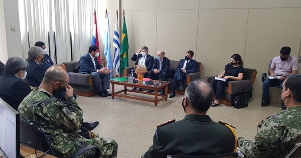 La Nación / Embajador y cónsul de Argentina se reunieron con autoridades aduaneras en el Este