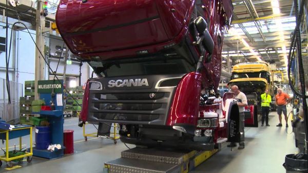 Fabricante de camiones Scania suspende producción en América Latina