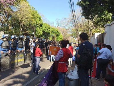 Ollas populares se manifiestan frente a Mburuvicharóga por veto presidencial | OnLivePy