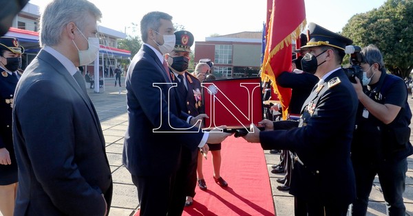 La Nación / Abdo saludó a policías por su día
