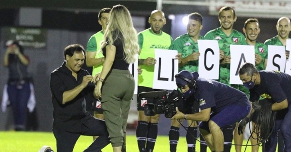 [VIDEO] Mujer es sorprendida en pleno partido con una propuesta de matrimonio