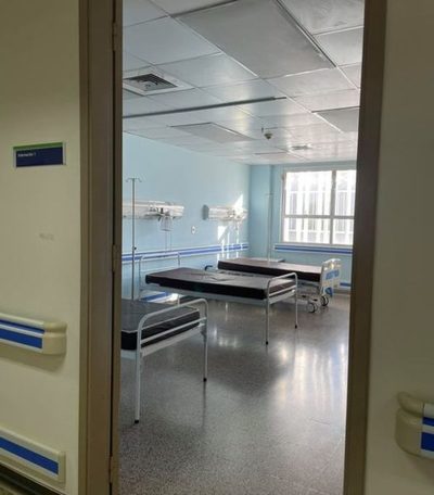Camas vacías luego de más de un año, cinco meses de pandemia