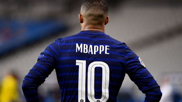 Mbappé se concentra con Francia con su futuro en el aire