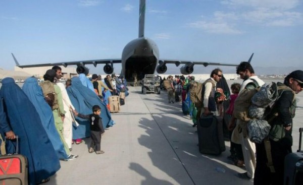 Talibanes ratifican que mañana tomarán control del aeropuerto de Kabul