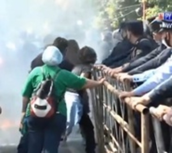 Policías y manifestantes se enfrentan frente a Mburuvicha Róga - Paraguay.com
