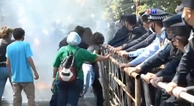 Incidentes entre policías y manifestantes frente a Mburuvicha Róga | Noticias Paraguay