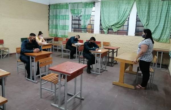 Diez mil docentes y funcionarios técnicos no están vacunados contra el COVID-19, informó Educación