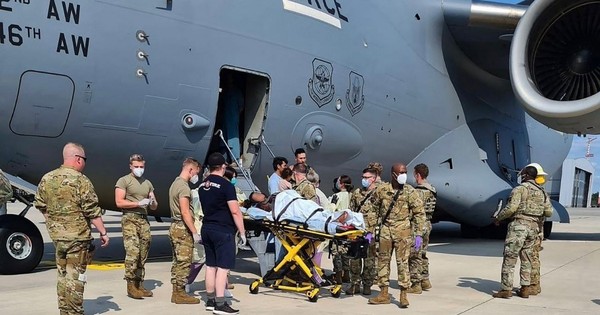 La Nación / Afgana nacida en avión de EEUU se llamará Reach